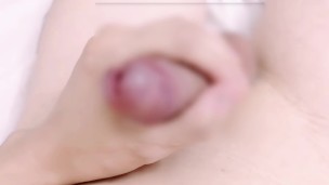 寸止めオナニーで溢れ出るガマン汁　最後は耐え切れなくなって大量射精　Japanese Sissy Twink Jerking off