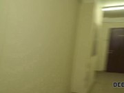 DEBT4k. La fille n'a pas d'argent pour payer une dette et le collectionneur la baise 2/16