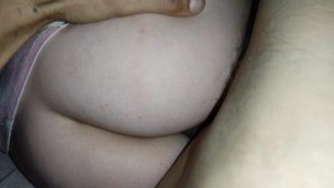 Братик Трахнул Маленькую Сводную Сестру на Кровати Родителей - TabooRoom