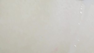 TRAGA EL PENE COMPLETO, LE CORRO EN SUS PECHOS, TETAS, MELONES.