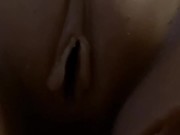 Jolie fille brune veut baiser avant de partir en soirée