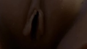 Jolie fille brune veut baiser avant de partir en soirée