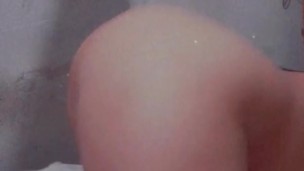 Linda flaca se desnuda a la cámara y da sentones a dildo enorme, video completo onlyfans @rexi_landa