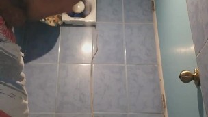 Solo masterbate while having porn video