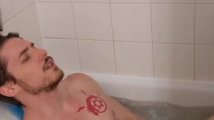 TikToker Jason Drake gets horny in the tub and jacks off until he cums