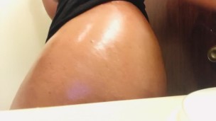 Ebony loves to shake her fat ass !!!