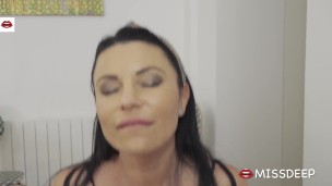 Fuckboy convinces MILF from France to fuck: ANIA KINSI - MISSDEEP