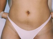 valery juega con su coño, mete los dedos dentro y hace que su coño vibre con su lush..