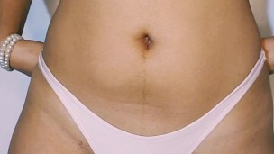 valery juega con su coño, mete los dedos dentro y hace que su coño vibre con su lush..