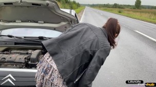 Секс В Машине В Благодарность За Ее Ремонт