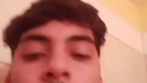 Hombre gordo se masturba en el baño viendo la camara