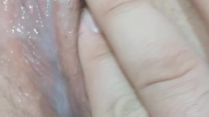 Squeezing all of daddy's cum out of my pussy 🤤