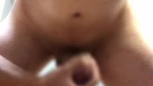 朝からパイパンデカチンの変態君がシコシコしちゃって、大量射精！