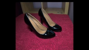 Huge load on Step sis Shiny Black office Pumps