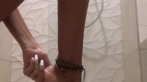Skinny Amateur Teen with Sexy Feet takes a Piss on the shower glass