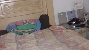 Abro mi trasero peludo para meterme un dildo por el ano