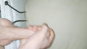 19 Jähriger wichst im Bett und spritzt auf das Laken