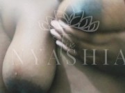 Chupando o próprio peito