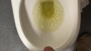JordiStardust urinating and strokes his big dick