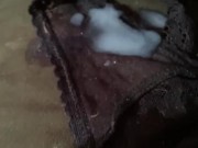Ma culotte noir est pleine de sperme