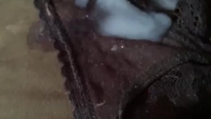 Ma culotte noir est pleine de sperme