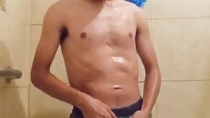 mojando mi ropa interior mientras me baño