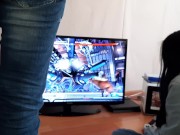 Пока мои соседки по комнате играют в Injustice, я мастурбирую свою киску - lesbian_illusion