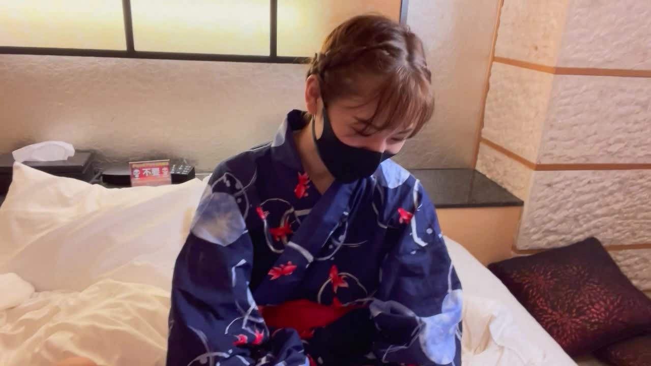 浴衣姿の女子大生が人に見られながらの初ハメ撮り！大興奮のぐちょぐちょパイパンまんこにたっぷり中出しSEX! AbemaTV給与明細 ♡RYO＆YUU♡素人カップル/歳の差/10代/スタイル抜群/美少女 - Vídeo de sexo gratis - RedTube