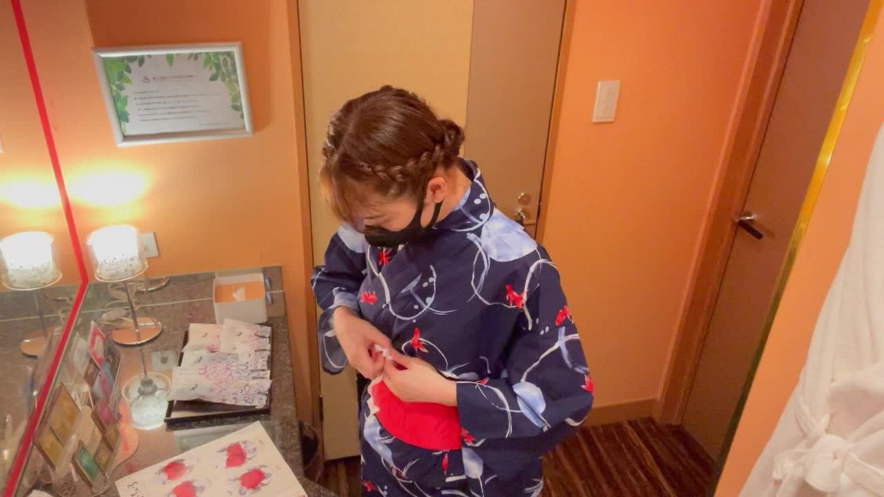 浴衣姿の女子大生が人に見られながらの初ハメ撮り！大興奮のぐちょぐちょパイパンまんこにたっぷり中出しSEX! AbemaTV給与明細 ♡RYO＆YUU♡素人カップル/歳の差/10代/スタイル抜群/美少女 - Vídeo de sexo gratis - RedTube