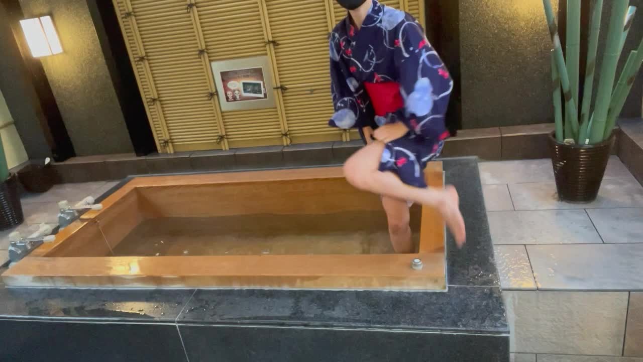 浴衣姿の女子大生が人に見られながらの初ハメ撮り！大興奮のぐちょぐちょパイパンまんこにたっぷり中出しSEX! AbemaTV給与明細 ♡RYO＆YUU♡素人カップル/歳の差/10代/スタイル抜群/美少女 - Vídeo de sexo gratis - RedTube