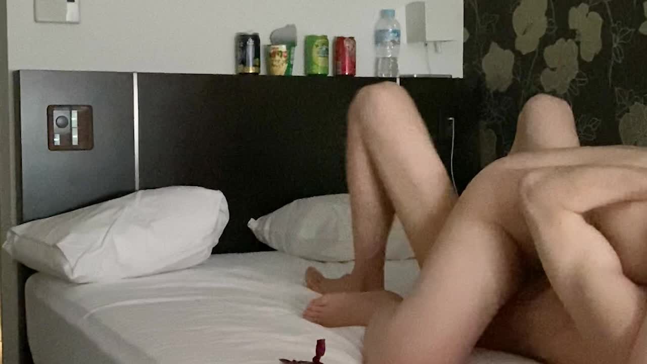 【個人撮影】東京観光するはずがお互いムラムラが止まらなくなりゴム中出しSEX。生々しい喘ぎ声と激しいピストン音をぜひお楽しみください。日本人/素人カップル/ハメ撮り/リアル/色白 - Vídeo de sexo gratis - RedTube