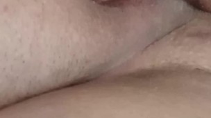 Brincando com um vibrador de vidro