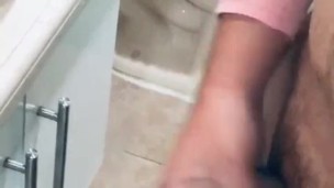I masturbate in the bathroom, I can't come 