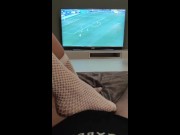 Distratto da un footjob mentre guardo la partita di calcio 1/16
