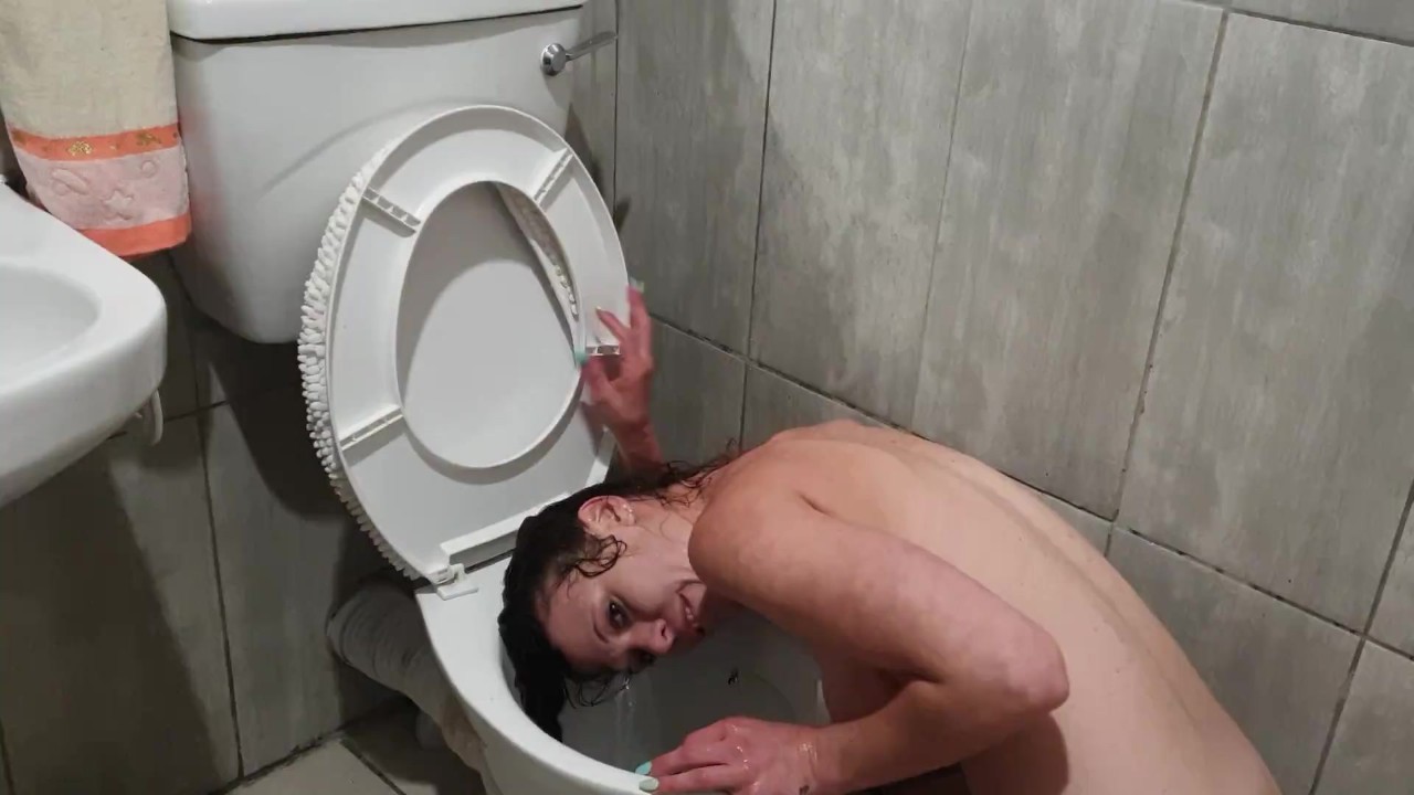 HUMAN TOILET slut PISSES on her own face while head in toilet | lick pee up - Video di Sesso Gratis - RedTube