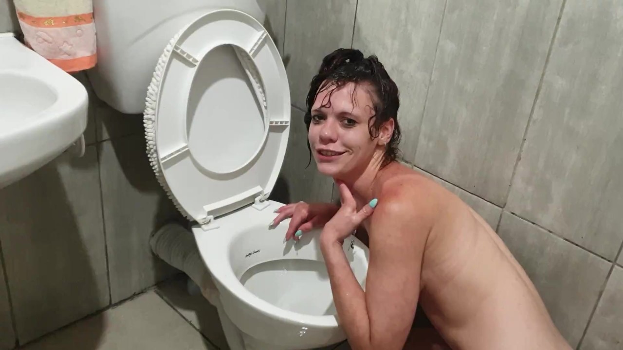 HUMAN TOILET slut PISSES on her own face while head in toilet | lick pee up - Video di Sesso Gratis - RedTube