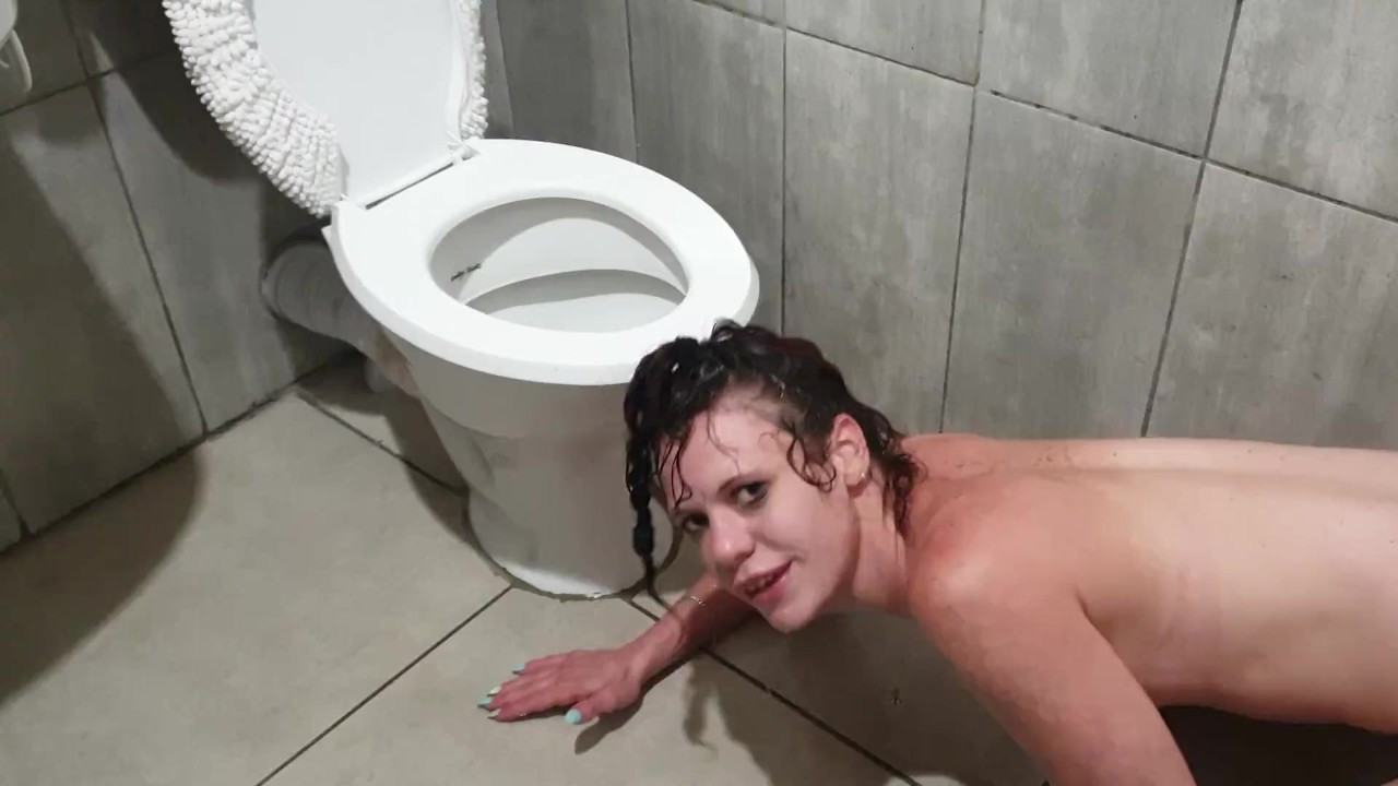 HUMAN TOILET slut PISSES on her own face while head in toilet | lick pee up - Video di Sesso Gratis - RedTube