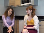 Süße Studentinnen feiern humorvoll-erotisches Wiedersehen 10/16