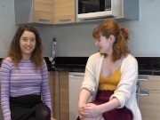 Süße Studentinnen feiern humorvoll-erotisches Wiedersehen 16/16