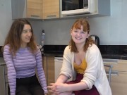 Süße Studentinnen feiern humorvoll-erotisches Wiedersehen 4/16