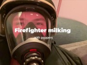 Feuerwehrmann wird gemolken