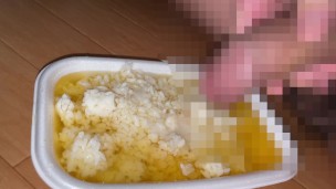 奴隷のごはんはおしっこ茶漬け（ザーメントッピング）