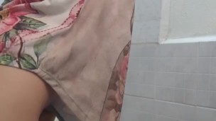Voy al baño a cambiarme y termino masturbándome hasta venirme