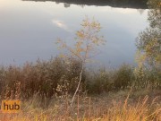 Секс в лесу на берегу озера с замужней милфой, чуть не кончил в неё 5/16