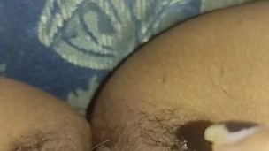 LATINA SE MASTURBA MIENTRAS SE ENCUENTRA SOLA 