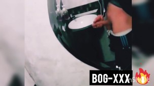 CHICO CALIENTE EXHIBE SU GRAN PENE EN BAÑO PÚBLICO