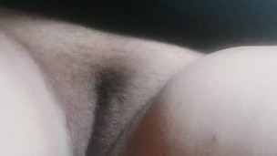 Garota gemendo saindo muito bem