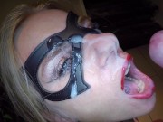 Moedertje met drie kunstpikken en een echte pik gevuld - al haar gaatjes en haar keeltje geneukt 16/16