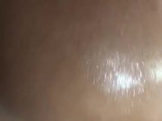 Garota com peitos grandes se masturbando e mostrando o cu 