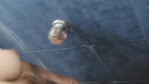 Masturbándome con el chorro de la ducha